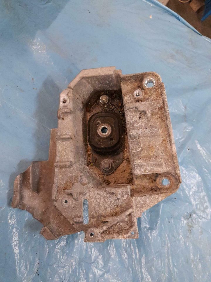 Nissan Note E11 Getriebehalter